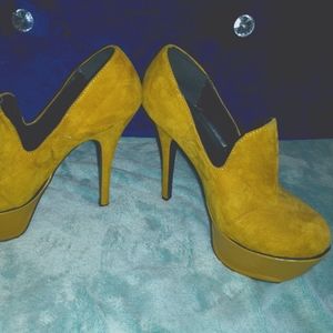 Mustard colored platform heels size 8.5